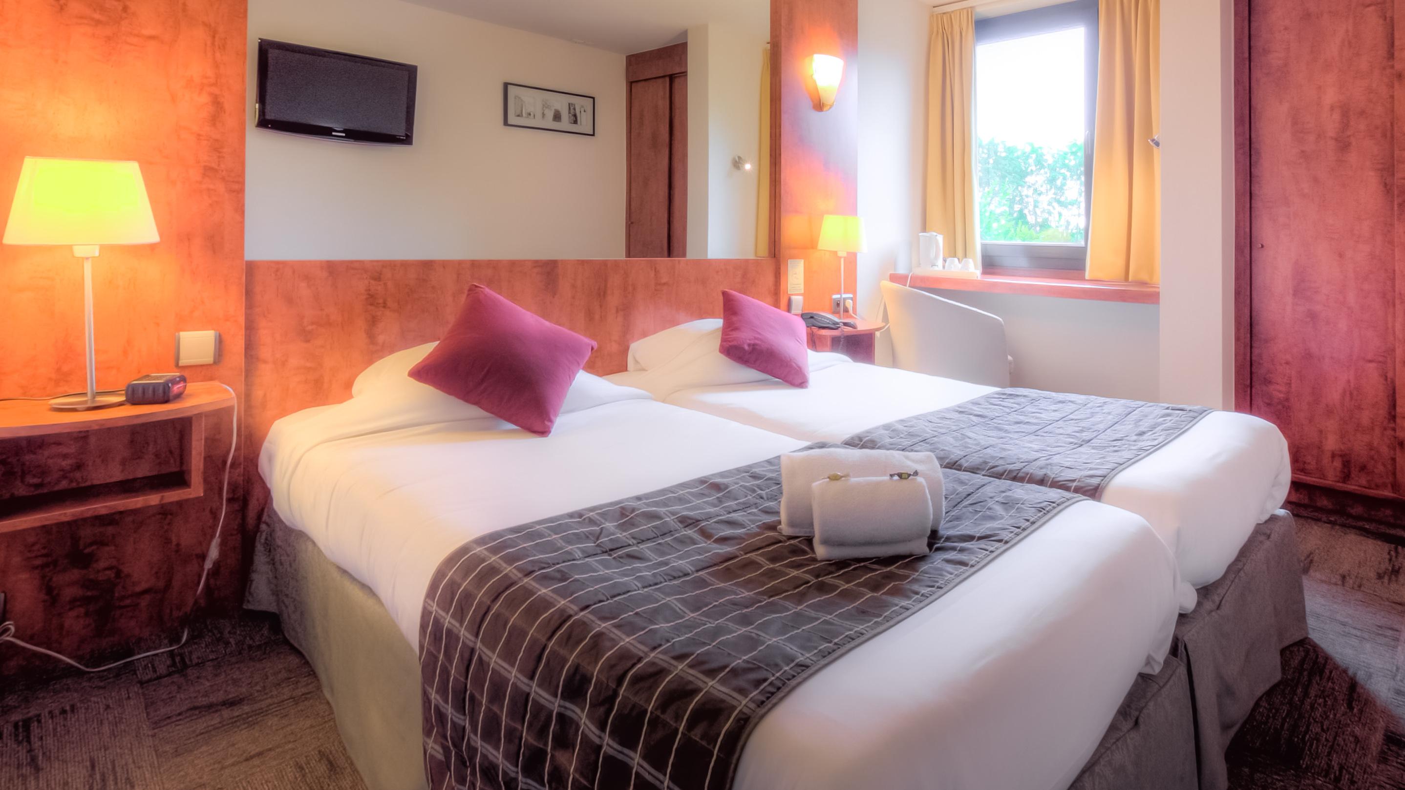Logis Hotel Restaurant Des Acacias Lille Neuville En Ferrain Dış mekan fotoğraf