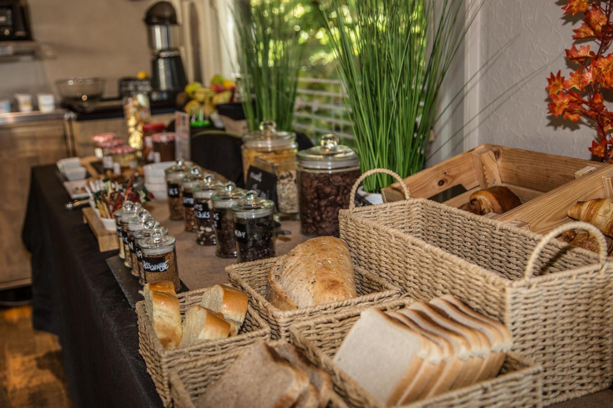 Logis Hotel Restaurant Des Acacias Lille Neuville En Ferrain Dış mekan fotoğraf